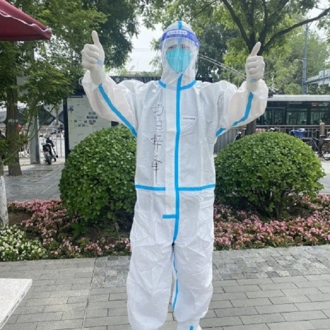 图为北京按摩医院青年医务人员参加社区核酸采集